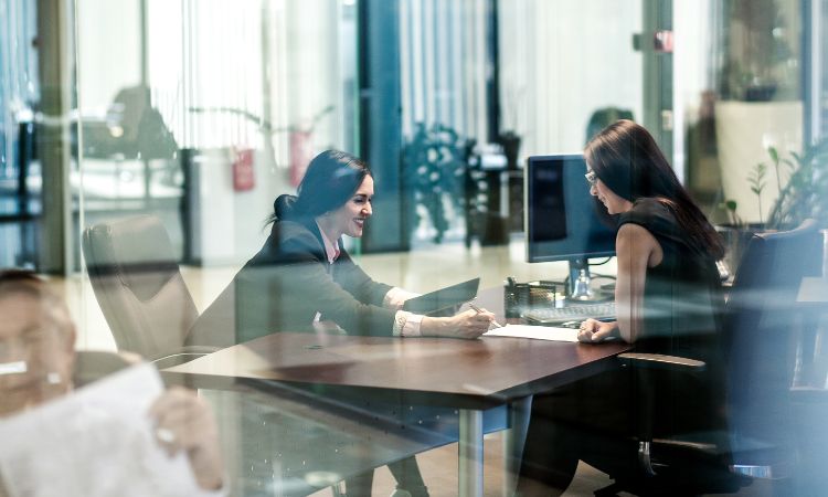 Consultoría de recursos humanos: qué es, qué hace y cómo formarte para liderar el cambio organizacional