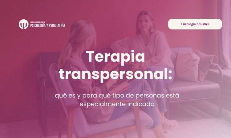 Persona meditando en una sesión de terapia transpersonal